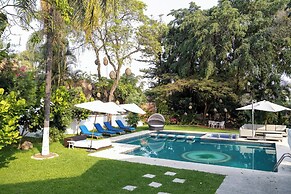 Family Home with Pool & Jacuzzi