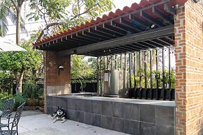 Family Home with Pool & Jacuzzi