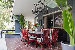 Family Home with Pool & Jacuzzi