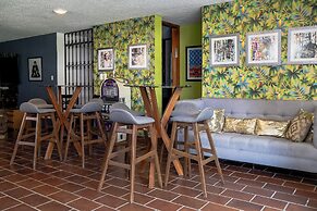 Family Home with Pool & Jacuzzi