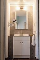 Family Home with Pool & Jacuzzi