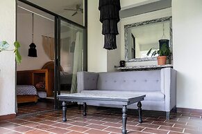 Family Home with Pool & Jacuzzi