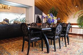 Family Home with Pool & Jacuzzi