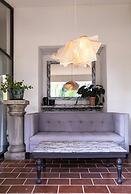 Family Home with Pool & Jacuzzi