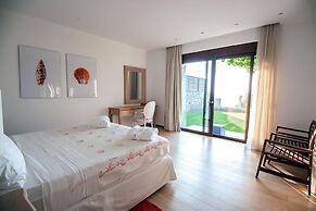 Beach Access 5 Bedroom Villa