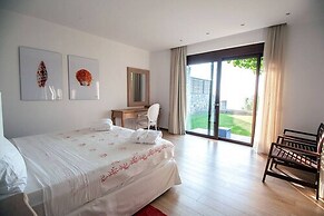 Beach Access 5 Bedroom Villa