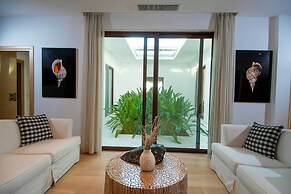 Beach Access 5 Bedroom Villa