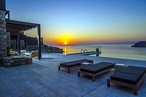 Beach Access 5 Bedroom Villa