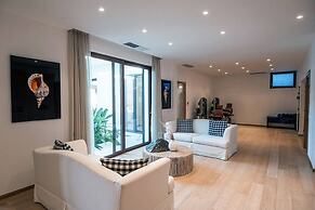 Beach Access 5 Bedroom Villa