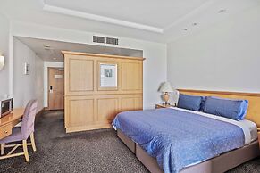 Surfers Paradise Studio with Ocean Views