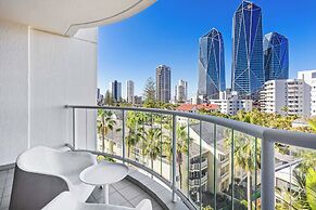 Surfers Paradise Studio with Ocean Views