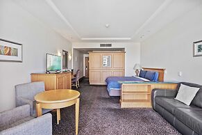 Surfers Paradise Studio with Ocean Views