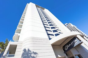 Surfers Paradise Studio with Ocean Views