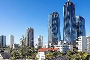 Surfers Paradise Studio with Ocean Views