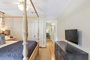 Blissful Blue Bungalow in Baton Rouge