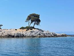 Flisvos Beachfront Apartments