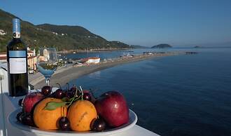 Flisvos Beachfront Apartments