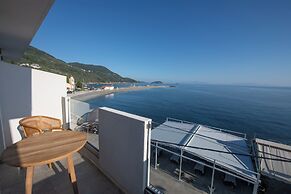 Flisvos Beachfront Apartments