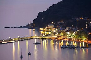 Flisvos Beachfront Apartments