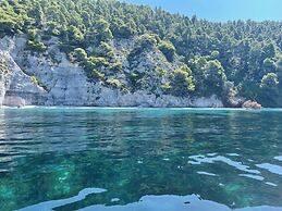 Flisvos Beachfront Apartments