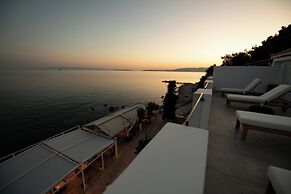 Flisvos Beachfront Apartments