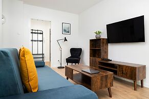 Nowa Flotylla Widok na Rzekę by Renters