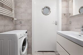 Nowa Flotylla Widok na Rzekę by Renters