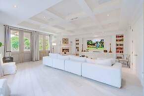 Carolwood - Modern Tuscan Villa With Rolling Lawns and Loggia in Holmb