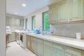 Carolwood - Modern Tuscan Villa With Rolling Lawns and Loggia in Holmb