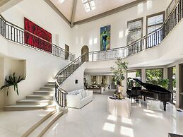 Carolwood - Modern Tuscan Villa With Rolling Lawns and Loggia in Holmb