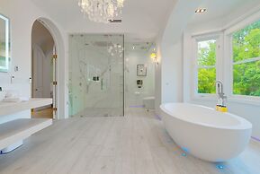 Carolwood - Modern Tuscan Villa With Rolling Lawns and Loggia in Holmb