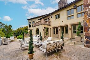 Carolwood - Modern Tuscan Villa With Rolling Lawns and Loggia in Holmb