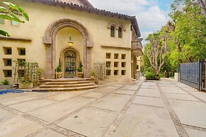 Carolwood - Modern Tuscan Villa With Rolling Lawns and Loggia in Holmb