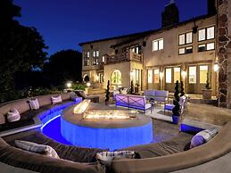 Carolwood - Modern Tuscan Villa With Rolling Lawns and Loggia in Holmb