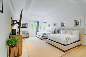 Carolwood - Modern Tuscan Villa With Rolling Lawns and Loggia in Holmb