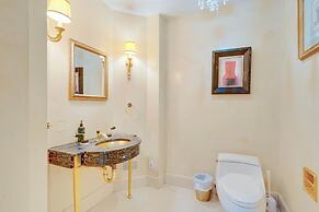 Carolwood - Modern Tuscan Villa With Rolling Lawns and Loggia in Holmb