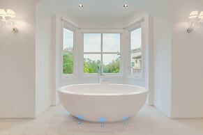 Carolwood - Modern Tuscan Villa With Rolling Lawns and Loggia in Holmb