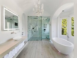 Carolwood - Modern Tuscan Villa With Rolling Lawns and Loggia in Holmb