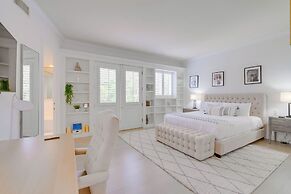 Carolwood - Modern Tuscan Villa With Rolling Lawns and Loggia in Holmb