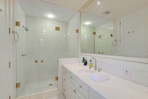 Carolwood - Modern Tuscan Villa With Rolling Lawns and Loggia in Holmb