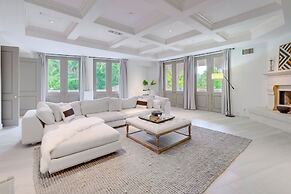 Carolwood - Modern Tuscan Villa With Rolling Lawns and Loggia in Holmb