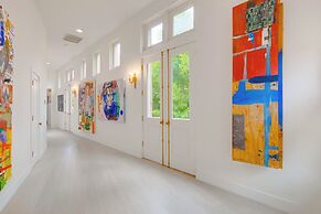 Carolwood - Modern Tuscan Villa With Rolling Lawns and Loggia in Holmb