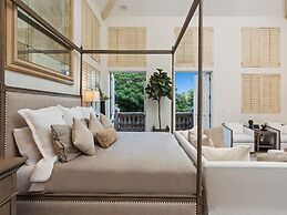 Carolwood - Modern Tuscan Villa With Rolling Lawns and Loggia in Holmb