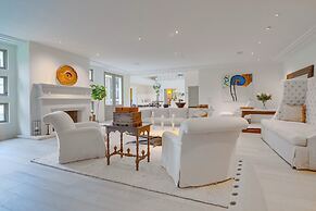 Carolwood - Modern Tuscan Villa With Rolling Lawns and Loggia in Holmb