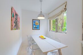 Carolwood - Modern Tuscan Villa With Rolling Lawns and Loggia in Holmb