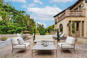 Carolwood - Modern Tuscan Villa With Rolling Lawns and Loggia in Holmb