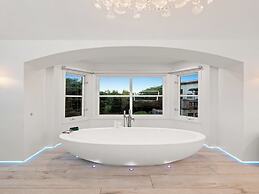 Carolwood - Modern Tuscan Villa With Rolling Lawns and Loggia in Holmb