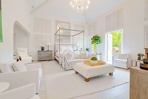 Carolwood - Modern Tuscan Villa With Rolling Lawns and Loggia in Holmb