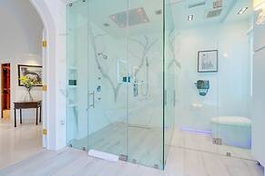 Carolwood - Modern Tuscan Villa With Rolling Lawns and Loggia in Holmb