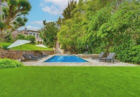 Carolwood - Modern Tuscan Villa With Rolling Lawns and Loggia in Holmb